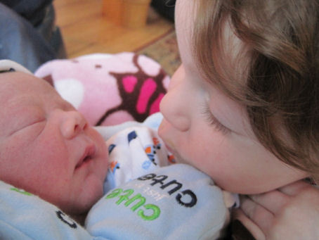 Rhia kisses little brother